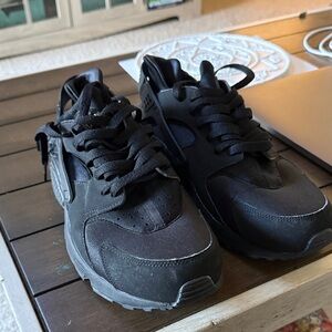 Nike HARACHIS Sleek Black Lace-Up Sneakers!